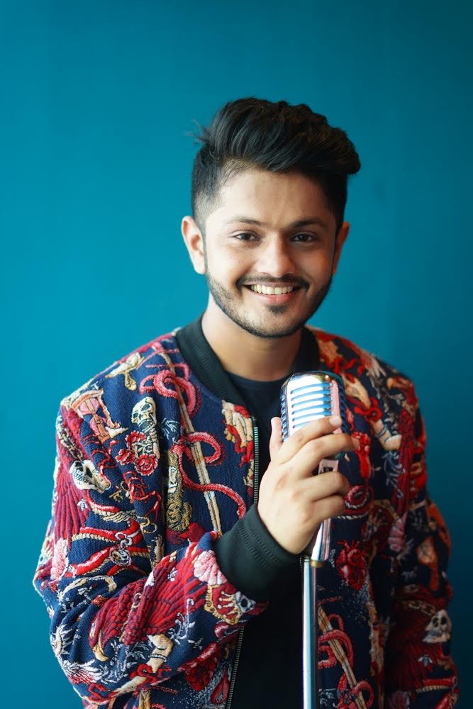 Akshat Parikh sing a song